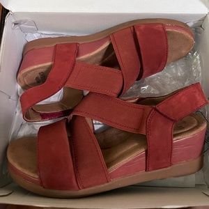 Super comfortable Brick Nubuck Earth Origins Wedge Sandals 8.5 Wide